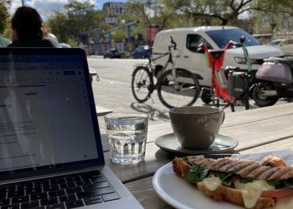 Workation in Berlin: Mein Arbeitsplatz in einem Café in Kreuzberg (mit Laptop und Frühstück)